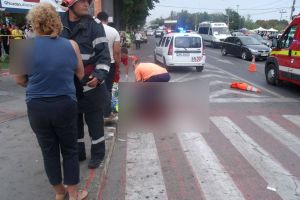 Accident în Micro 17. Bărbat lovit pe trecerea de pietoni