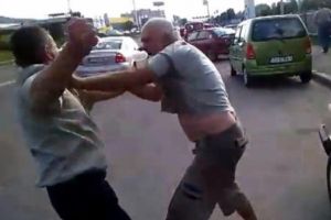 Violenţă în familie. Un bărbat din Gheorgeni şi-a bătut fratele mai mare cu 10 ani