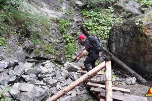 FOTO: Pericol pe Cheile Tişiţei! Podeţe rupte şi alunecări de pietre, în urma ploilor