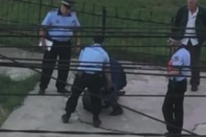 VIDEO CLUJ - Un poliţist l-a doborât la pământ şi i-a aplicat trei pumni la ficat. Vi se pare normal?