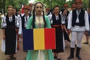 Ansamblul ”Ardealul” le arată ruşilor cum se joacă şi se cântă pe la Sibiu