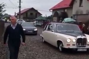 VIDEO cu înalţi preoţi care vin la slujbă cu maşini de lux
