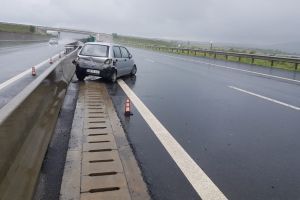 FOTO. Accident pe Autostrada Sebeş-Sibiu: O femeie a ajuns la spital după ce a intrat cu maşina în glisiera mediană