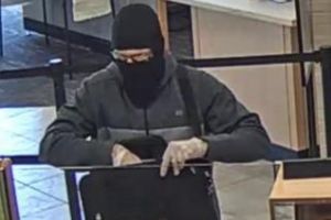 JAF bancar ca în filme, la Cluj-Napoca! Poliţia are nevoie de ajutorul clujenilor pentru a-l prinde pe tâlhar