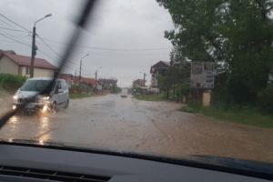 La Smeura, şoferi speriaţi de viitură