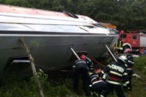 ACCIDENT CUMPLIT! Autocar PLIN CU PASAGERI s-a RĂSTURNAT. Care este BILANȚUL VICTIMELOR