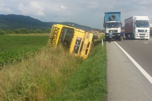 Accident pe DN 17. O maşină de mare tonaj s-a răsturnat la marginea drumului