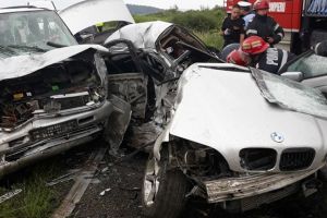 A ZBURAT cu BMW-ul pe şosea! CUM s-a produs accidentul de la Ineu. O tânără de 21 de ani e şi ea GRAV RĂNITĂ