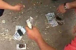 Doi barbugii au fost saltati de politistii ploiesteni, din parcul Coral