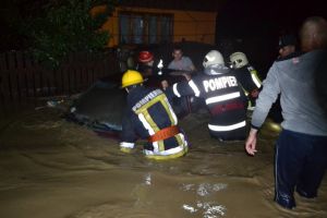 Opt gospodării inundate şi o persoană salvată de pe o barcă, în urma inundaţiilor