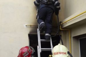 Incendiu violent la o casă din Oradea, provocat de un frigider defect