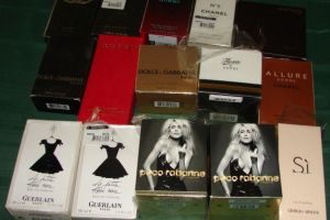 Aradeanca prinsa in timp ce vindea parfumuri contrafacute, in Piata Flavia din Timisoara