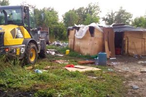 Casa din gunoaie a oamenilor strazii, distrusa de Politia Locala