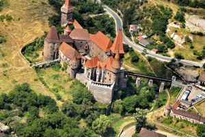 Primăria Hunedoarei pregăteşte angajări. Cele mai multe vor fi la Castel