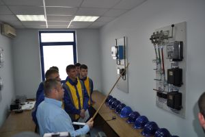 Oportunitate pentru tineri de a dobândi o calificare: învăţământul profesional şi cel dual.