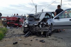 Accident grav în Sîntandrei: Două persoane rănite, după ce un Audi s-a lovit cu un Peugeot (FOTO/VIDEO)