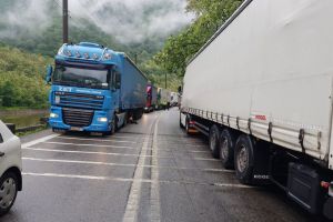 UPDATE Valea Oltului blocată – Accident pe DN7 la Lotrişor