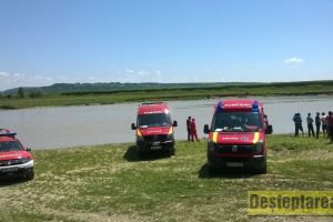 Pompierii au fost solicitaţi să aducă la mal doi bărbaţi înecaţi
