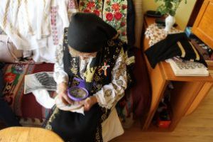 MARIA TOHĂNEAN: „Fiecare ie are o poveste cusută, are povestea ei (…). Valoarea unei ii? O ie este nepreţuită.”