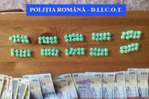 Reţea de traficanţi de droguri destructurată. Cinci persoane arestate, mai multe droguri de mare risc confiscate