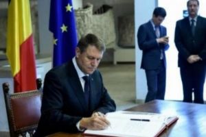 Preşedintele Iohannis a promulgat Legea prin care valabilitatea paşapoartelor simple electronice creşte la 10 ani