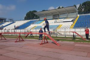 FOTO, VIDEO: Șase echipaje ale serviciilor voluntare pentru situaţii de urgenţă din Alba se întrec pe Stadionul Cetate în probe specifice pompierilor