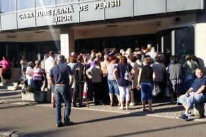 Aglomeraţie şi nervi la Casa de Pensii Bihor: peste 200 de pensionari s-au bulucit să primească bilete de tratament „la liber” (FOTO / VIDEO)