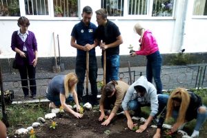FOTO Elevii şi studenţii sibieni au dovedit că ”Iubim Sibiul! Să-l lăsăm să respire!”