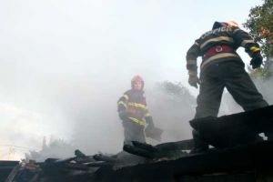 Locuinţă cuprinsă de foc, la Roşiorii de Vede