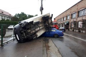 Cinci răniţi şi trei autovehicule implicate într-un grav accident la Câmpulung Moldovenesc