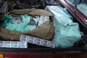 Țigări ascunse sub capota unei maşini, descoperite în PTF Siret
