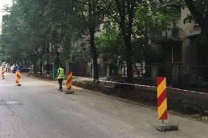 Minune! Se lucreaza si la trotuarele denivelate de pe Bd. Mihai Viteazu. Pistele de biciclete raman