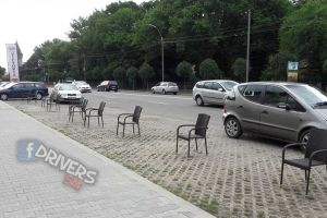 FOTO. Parcare publică ,,rezervată” pentru nuntaşi! Cu scaunele la înaintare