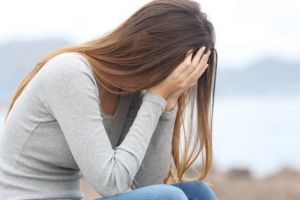 Oribil: O fată de 13 ani a fost luată de lângă mama ei de pe stradă, dusă în câmp şi violată!