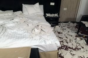 Turistă rănită în Băile Felix, după ce a căzut peste ea tencuiala tavanului din camera de hotel (FOTO)