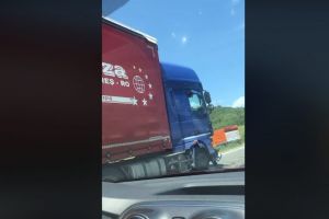Încă un accident pe Valea Oltului – Trei tir-uri implicate şi un rănit