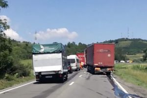 VIDEO FOTO Încă un accident pe Valea Oltului – Trei tir-uri implicate şi un rănit