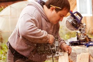 UCENICIA la locul de muncă – oportunitate de formare pentru şomeri, dar un avantaj pentru şomeri şi angajatorii!