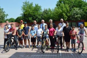 La Buftea, micii biciclişti ilfoveni s-au întrecut în probe privind siguranţa circulaţiei pe drumurile publice