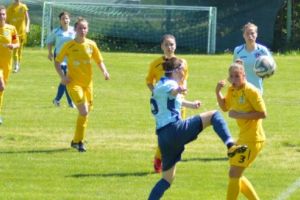 Trei fete mureşene, probabil în lotul CSM, de pe gazon, în sală