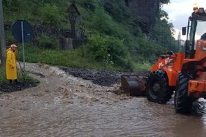 Pompier luat de viitură la Lunca Bradului, salvat de doi colegi!