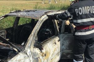 PANICĂ la ieşirea din Arad: O MAȘINĂ a ARS ca o torţă. Ce s-a ÎNTÂMPLAT cu ȘOFERUL (FOTO))