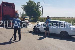 Imagini de la eveniment. Accident rutier in judetul Constanta, la iesire din localitatea Culmea. Un autocamion si un autoturism, implicate (galerie foto) 