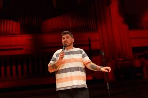 Show-urile de stand-up comedy romanesti au ajuns la 25.000 de romani 