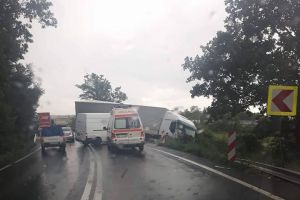 ACCIDENT GRAV pe un drum naţional între un MICROBUZ şi un TIR