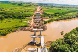 VIDEO. ”Săptămâna podurilor”, pe Autostrada Sebeş-Turda, lotul 1: S-au reluat serios lucrările la podurile peste râurile Mureş şi Ampoi