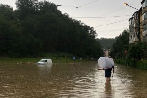 Strazile din Resita, transformate in adevarate rauri dupa o ploaie torentiala. Orasul se afla sub cod galben de vreme rea