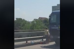 VIDEO. Femeie, la un pas să fie spulberată de un camion. Se plimba pe podul Decebal