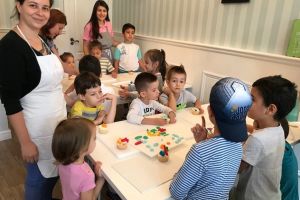 Copiii din cadrul Centrului „Anastasia” au vizitat laboratorul unei brioşerii din Craiova