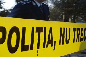 O femeie a murit după ce a căzut de la etajul patru al blocului